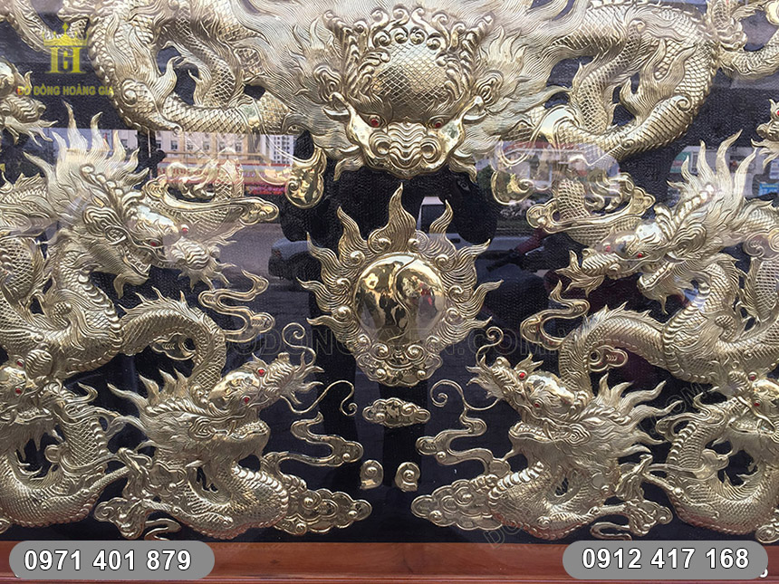 Từng đường n&eacute;t tr&ecirc;n tranh được chạm th&uacute;c v&ocirc; c&ugrave;ng tỉ mỉ bởi đ&ocirc;i b&agrave;n tay t&agrave;i hoa của c&aacute;c nghệ nh&acirc;n